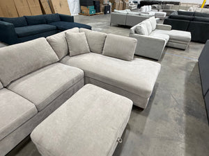 Thomasville Walsen Sectional with Storage Ottoman