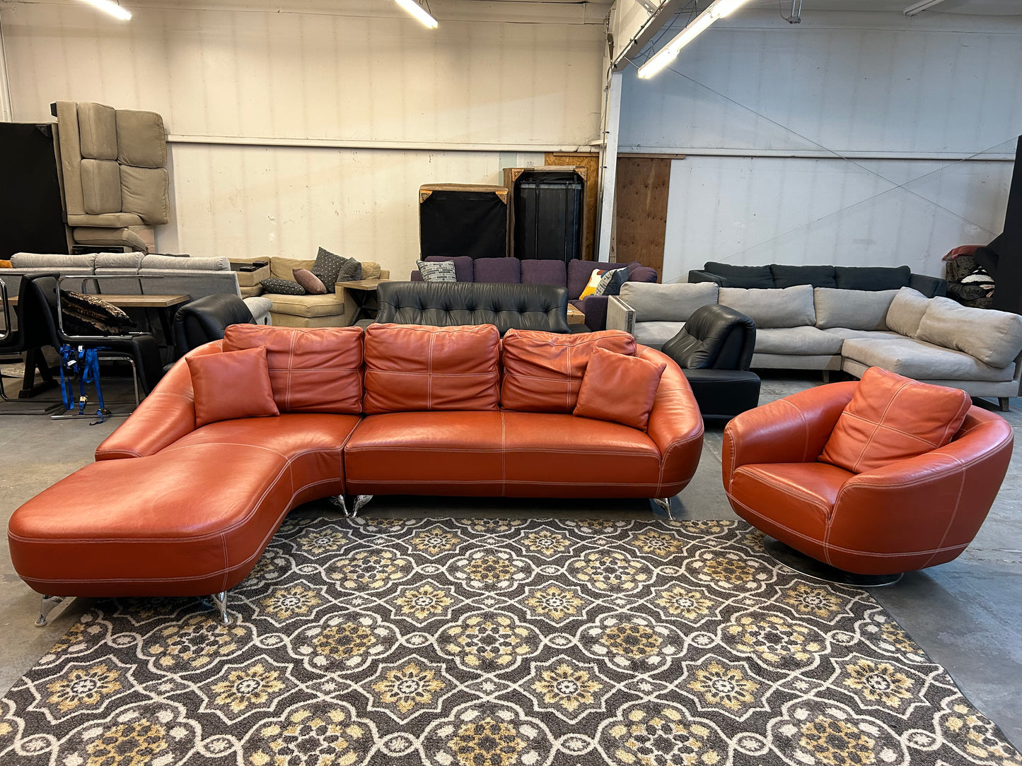 Zuri Furniture Orange Leather Lucy Sectional And Chair Set